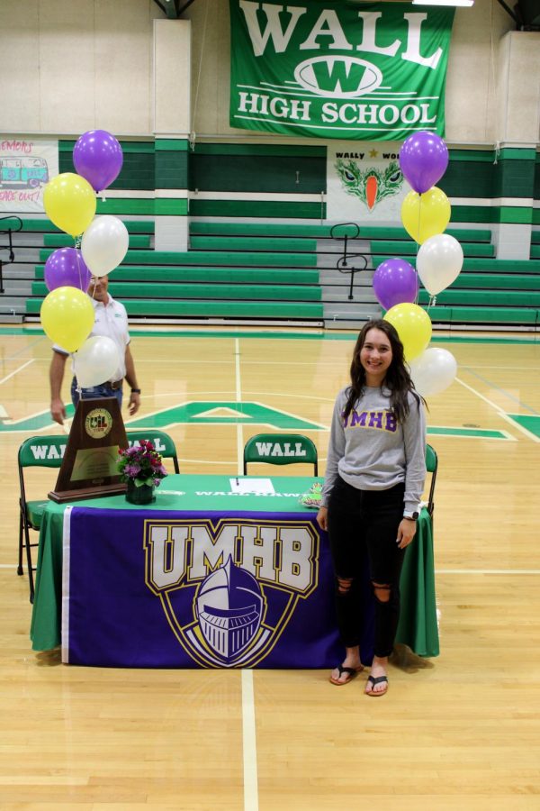 Senior Gracie McMillan signs a letter of intent to play golf for Mary Hardin-Baylor University next season.